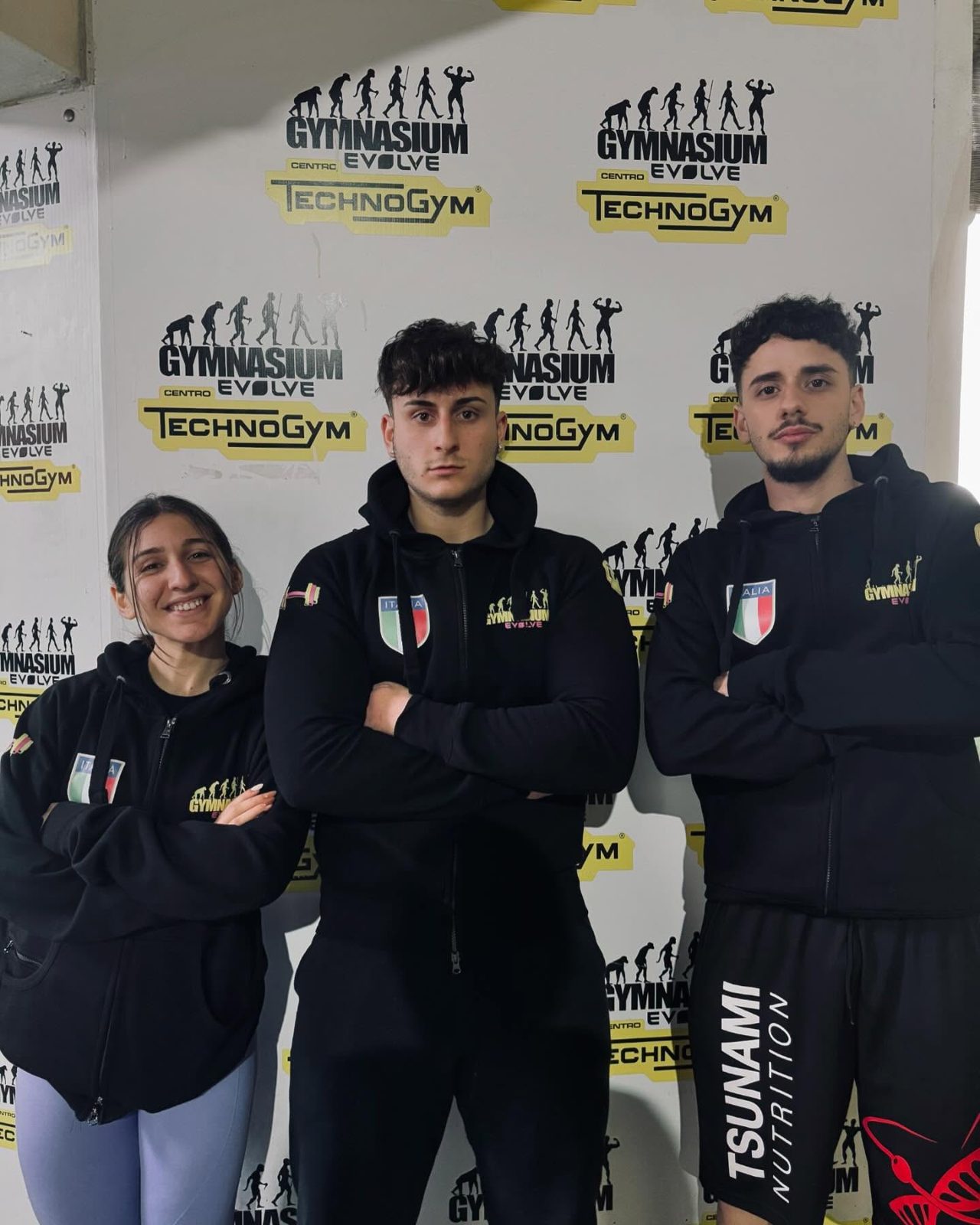 Lo staff Gymnasium davanti al backdrop Centro Technogym